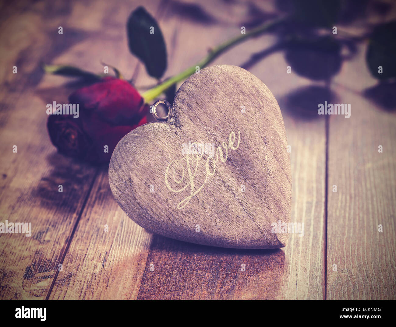 Vintage photo de cœur sur un fond de bois de rose rouge. Symbole de la Saint-Valentin. Banque D'Images