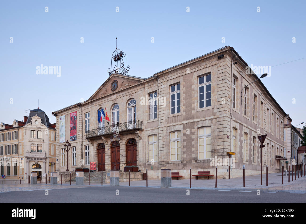 Auch Hôtel de ville tôt le matin, construit par l'Économe d'Etigny, abrite un joli théâtre à l'Italienne Banque D'Images