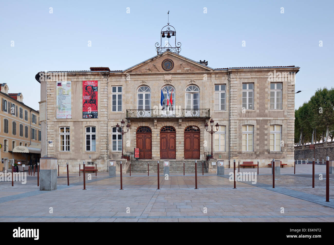 Auch l'Hôtel de Ville, construit par l'Économe d'Etigny, abrite un joli théâtre à l'Italienne Banque D'Images