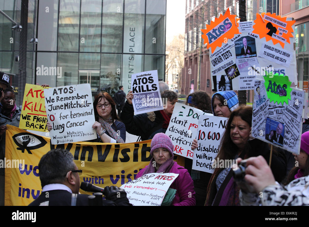 Une démonstration : statique à l'extérieur de l'Administration centrale à Atos Origin Triton Square dans le cadre de la "Journée nationale d'action contre Atos' Où : London, Royaume-Uni Quand : 19 Mars 2014 Banque D'Images