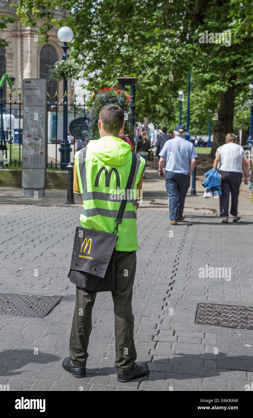 Le personnel de McDonald's distribuant des dépliants promotionnels, England, UK Banque D'Images