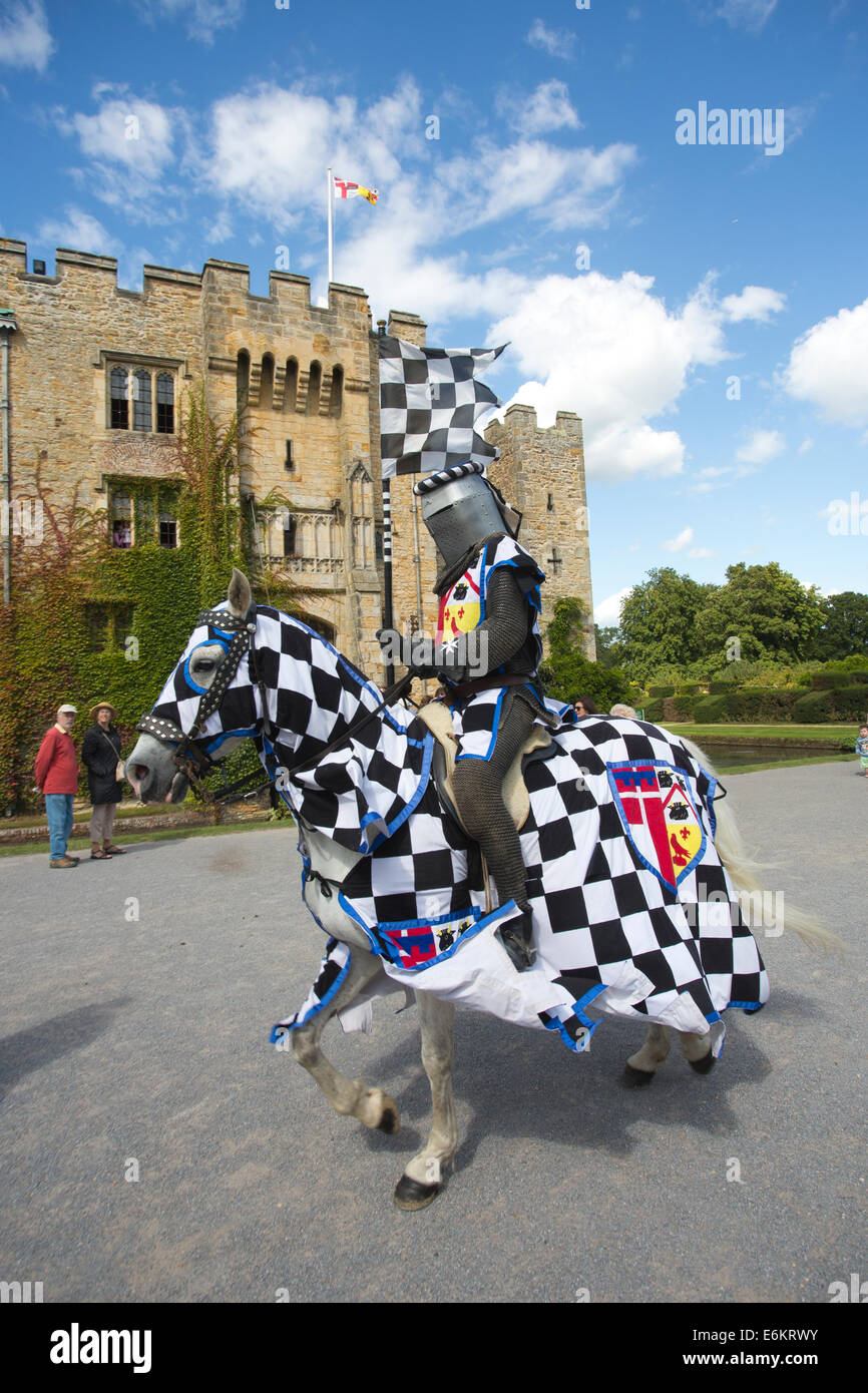 Chevaliers Tudor à cheval au château de Hever et Jardins, près de Canterbury, Kent, England, UK Banque D'Images