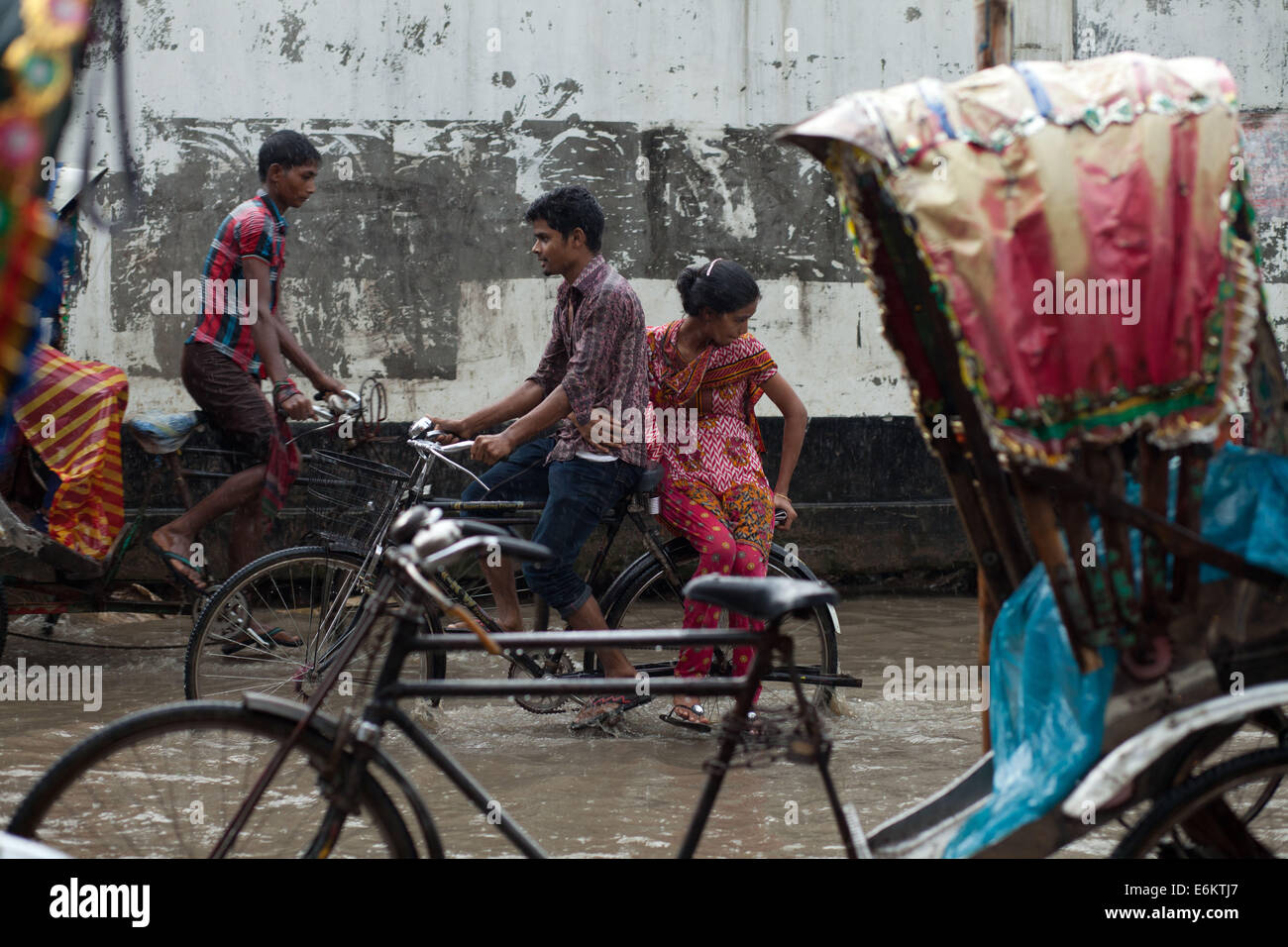 Dhaka, Bangladesh. 26 août, 2014. Les gens marcher dans l'eau dans une rue inondée après de 