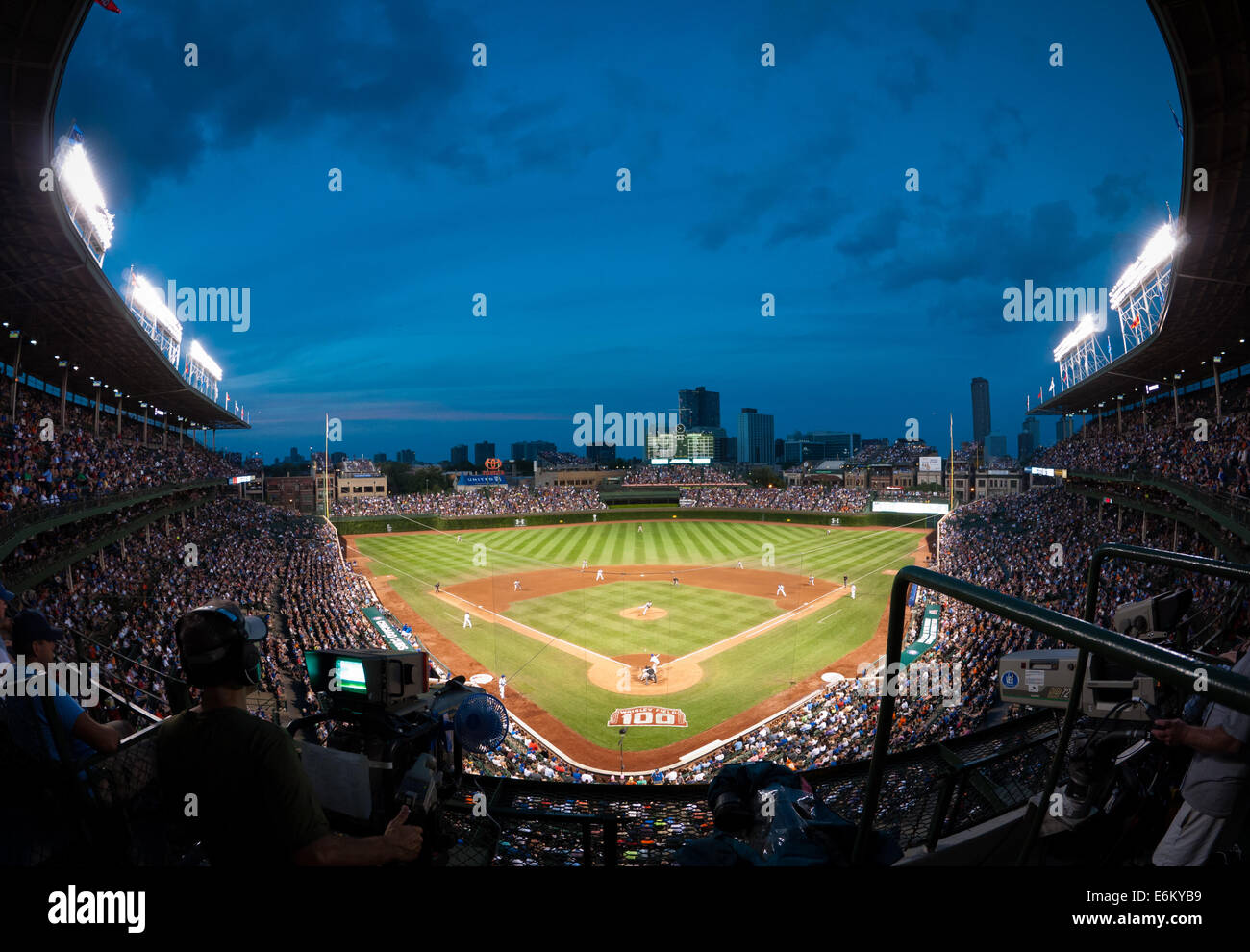 Un fisheye, grand angle de visualisation de Wrigley Field pendant un Chicago Cubs et match de baseball des Giants de San Francisco le 20 août 2014. Wrigley Field, Chicago. Banque D'Images