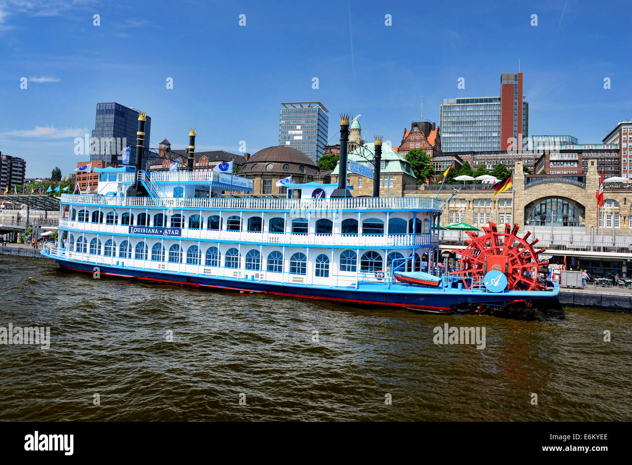 St Pauli Landungsbrücken und Raddampfer Louisiane Star en Hamburg, Deutschland, Europa Banque D'Images