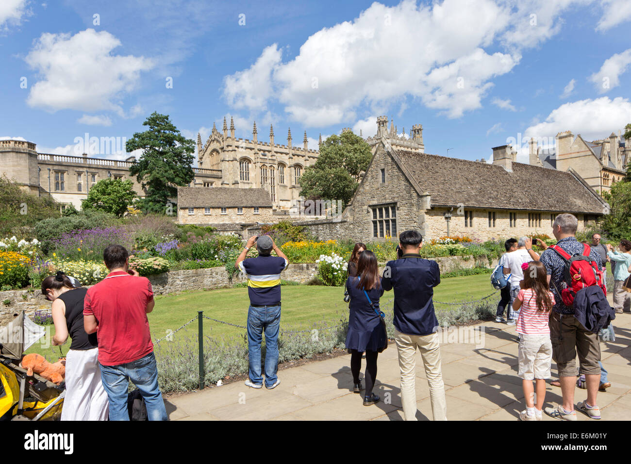Les touristes photographiant le Christ Church College à Oxford, Oxfordshire, England, UK Banque D'Images