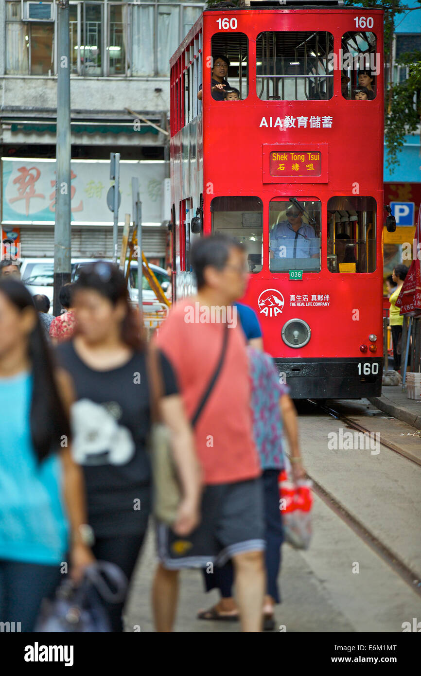 Tramway historique passe le marché de rue. Chung Yeung Street, Hong Kong. Banque D'Images