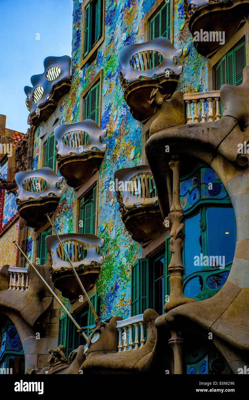 Une vue de la rue à la recherche jusqu'à la Casa Batllo, l'un des chefs-d'œuvre de Gaudi à Barcelone, Espagne Banque D'Images