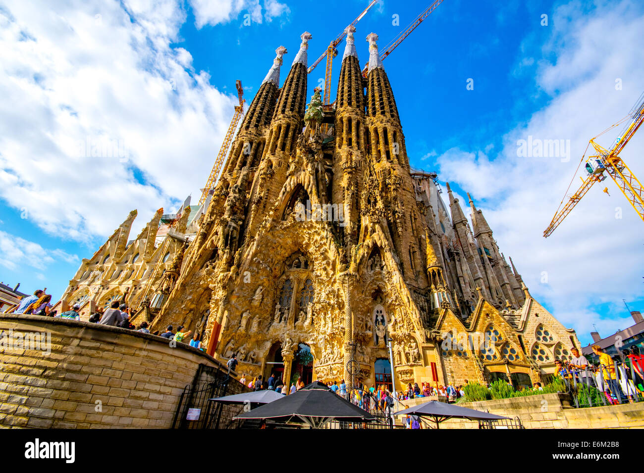 Vue extérieure du chef-d'œuvre de Gaudi, la Sagrada Familia à Barcelone. En regardant la façade de la Nativité. Banque D'Images