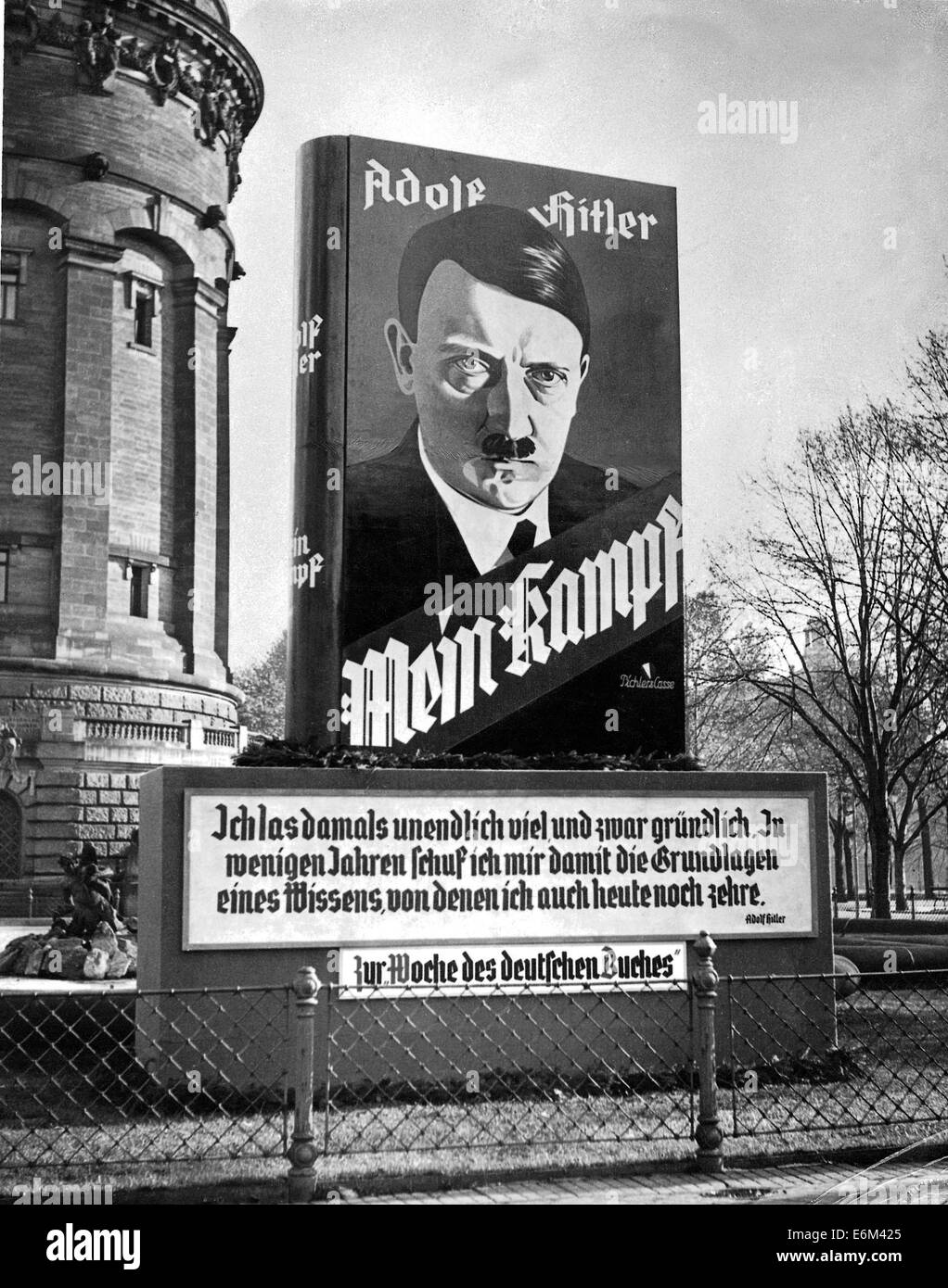 Werbeplakat für Adolf Hitler Buch 'Mein Kampf' à Mannheim anläßlich der 'Woche des Deutschen bois', 1934. Banque D'Images