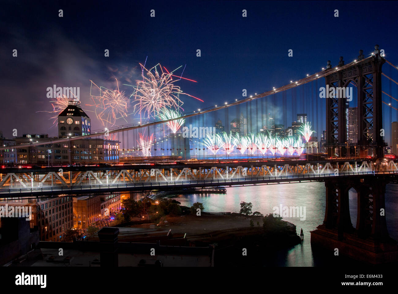 Macy's Fourth of July fireworks vu à travers Manhattan, Brooklyn Bridge vue depuis le toit, 4 juillet 2014, l'East River, New York. Banque D'Images