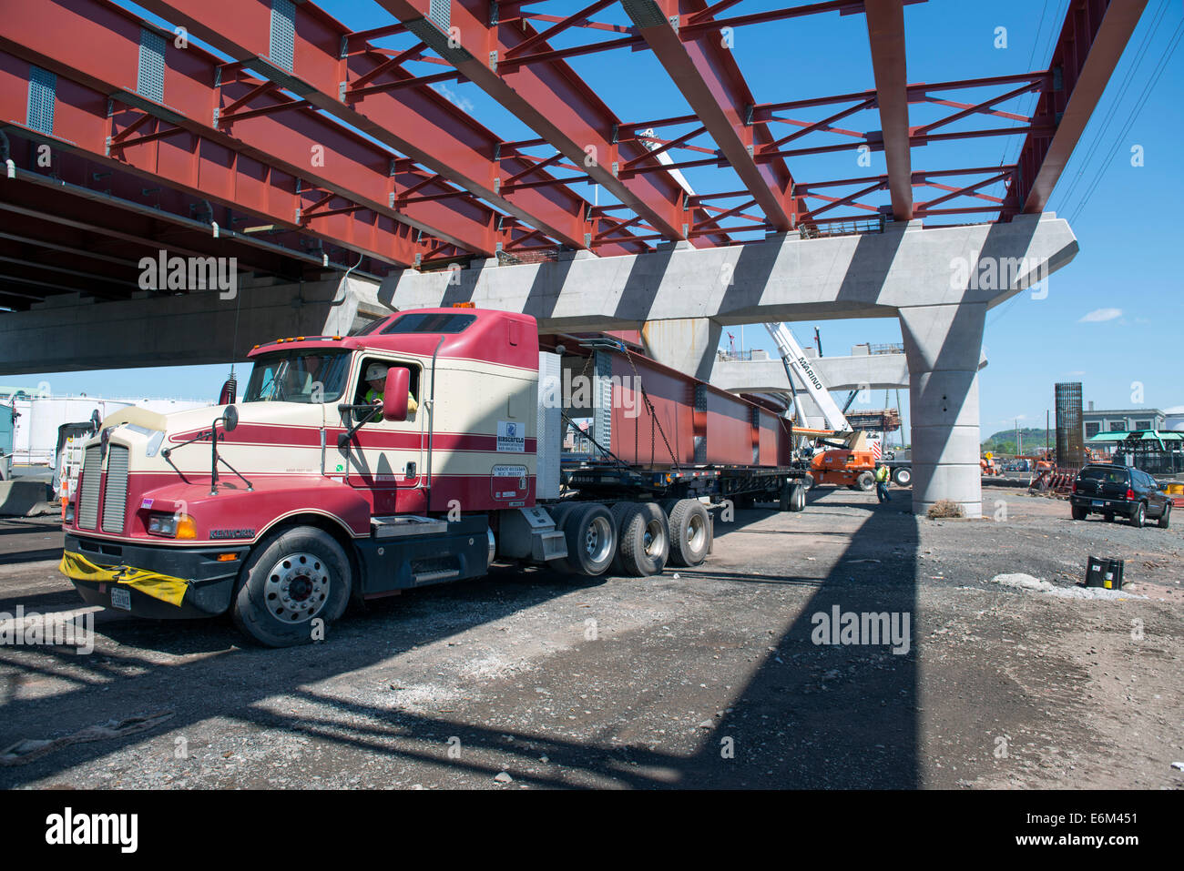 Camion 18 roues dos énorme poutre d'acier en place pour nouveau passage supérieur à New Haven Harbour Crossing Projet. Banque D'Images