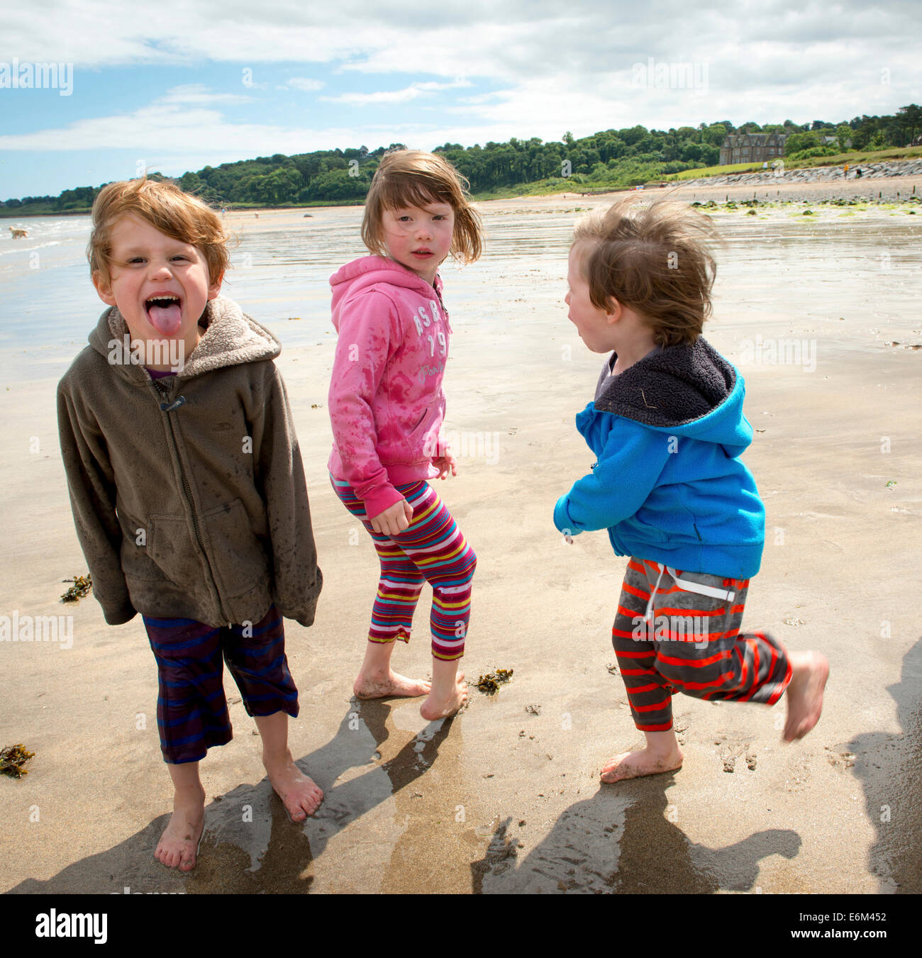 Les enfants jouent sur le bas Co. Plage de Belfast en Irlande du Nord. Banque D'Images