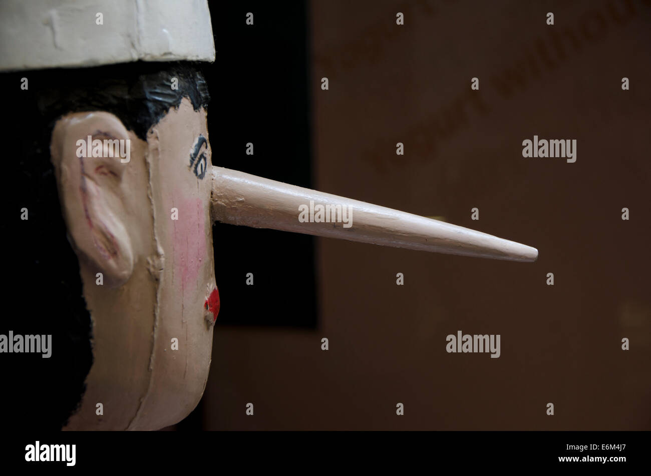 La figure de la Marionnette en bois Pinocchio avec long nez. L'Italie. Banque D'Images