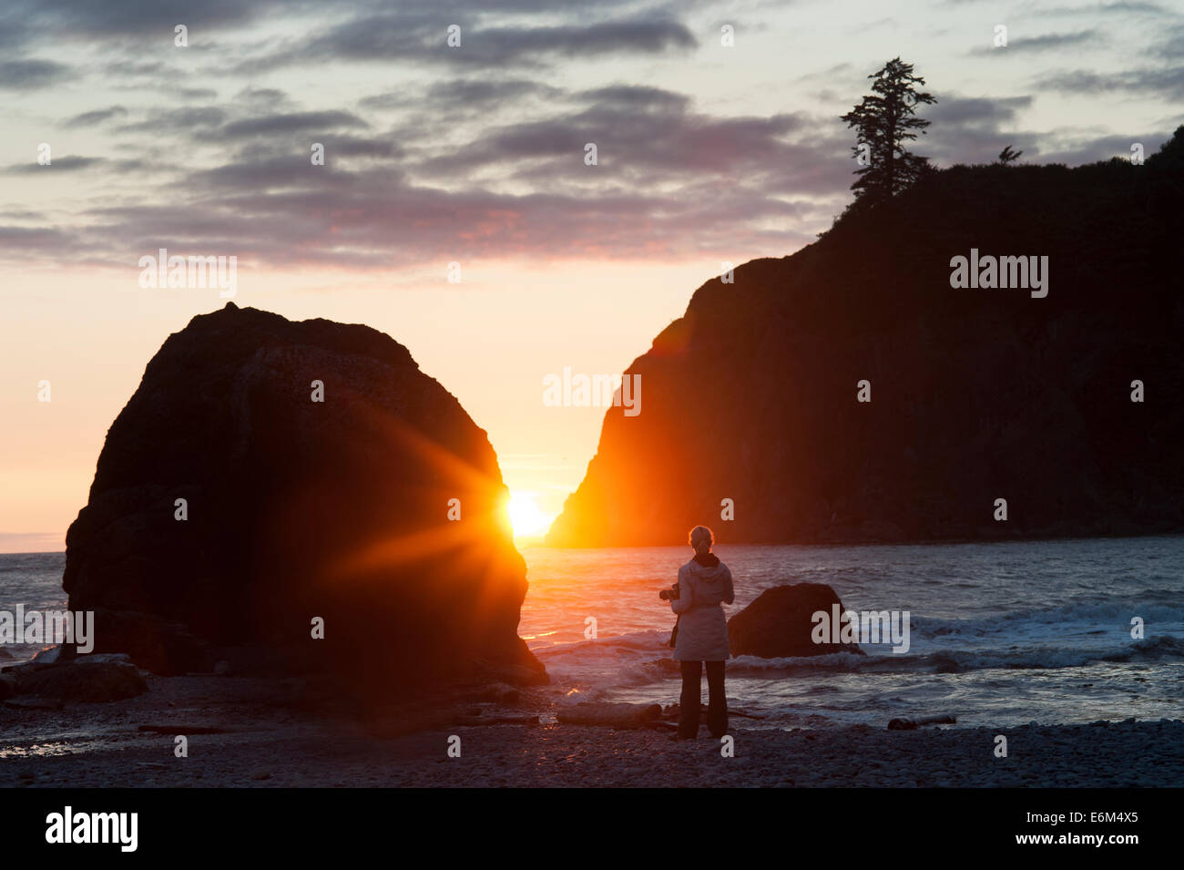 Le coucher du soleil, Ruby Beach, péninsule Olympique, la côte du Pacifique, l'état de Washington, États-Unis Banque D'Images