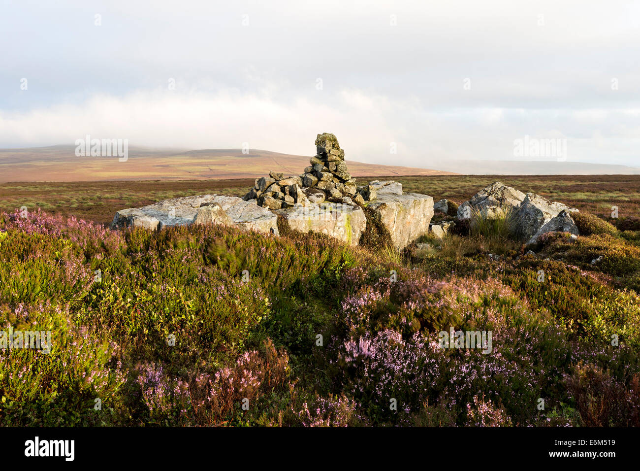 Cairn sur la colline de Long Man et la vue sur le siège (Harnisha Raven Hill), de Teesdale County Durham England UK Banque D'Images
