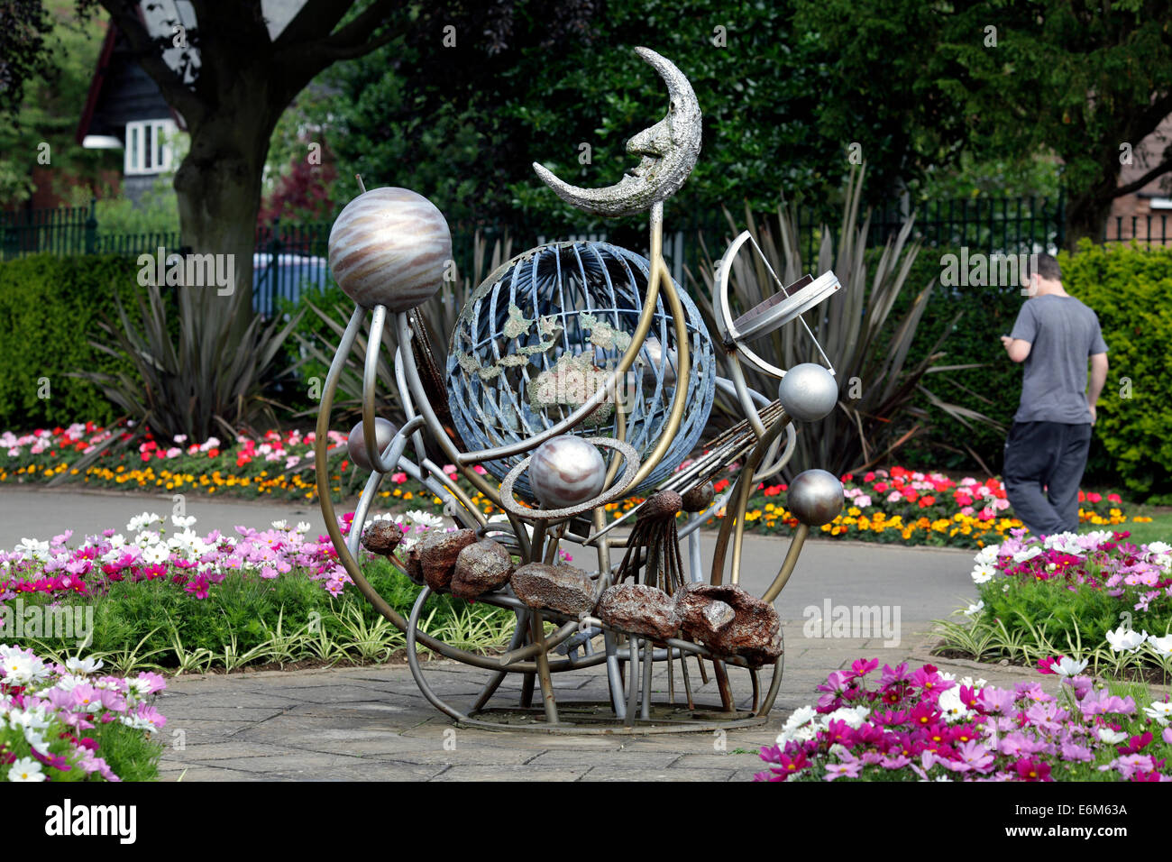 Les objectifs du Millénaire, Hollycroft Galaxy Sundial Park, Hinckley, Leicestershire. Banque D'Images