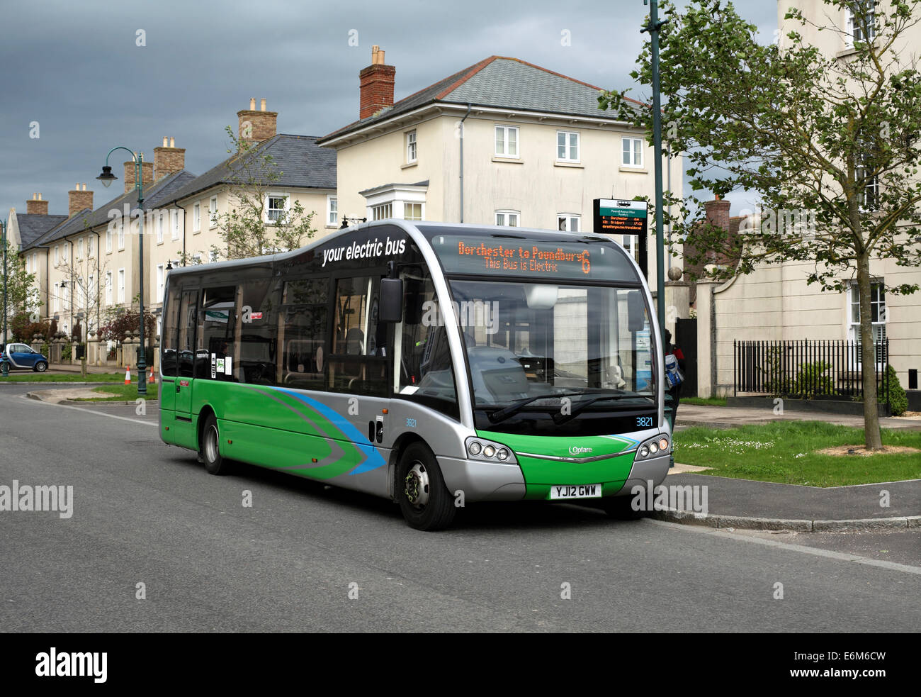 Bus électrique dans le monde 2004/2005 estate, Dorchester, Dorset. Banque D'Images