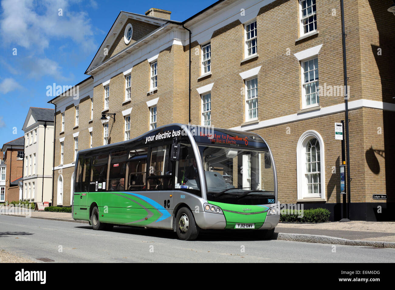Un bus électrique dans le domaine de Poundbury, Dorchester, Dorset. Banque D'Images