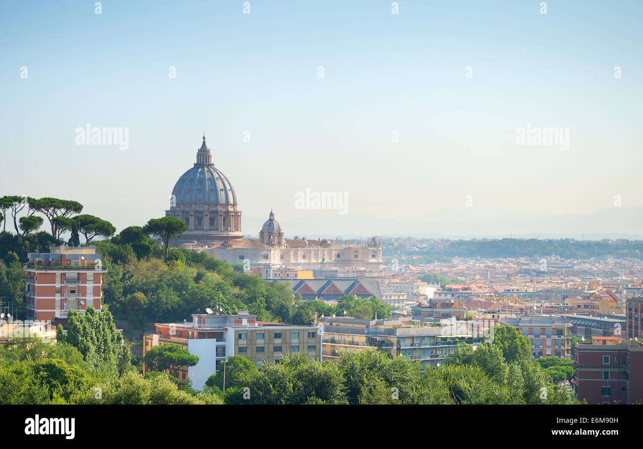 Des toits de Rome avec célèbre Cathédrale Saint-Pierre (Vatican). Banque D'Images