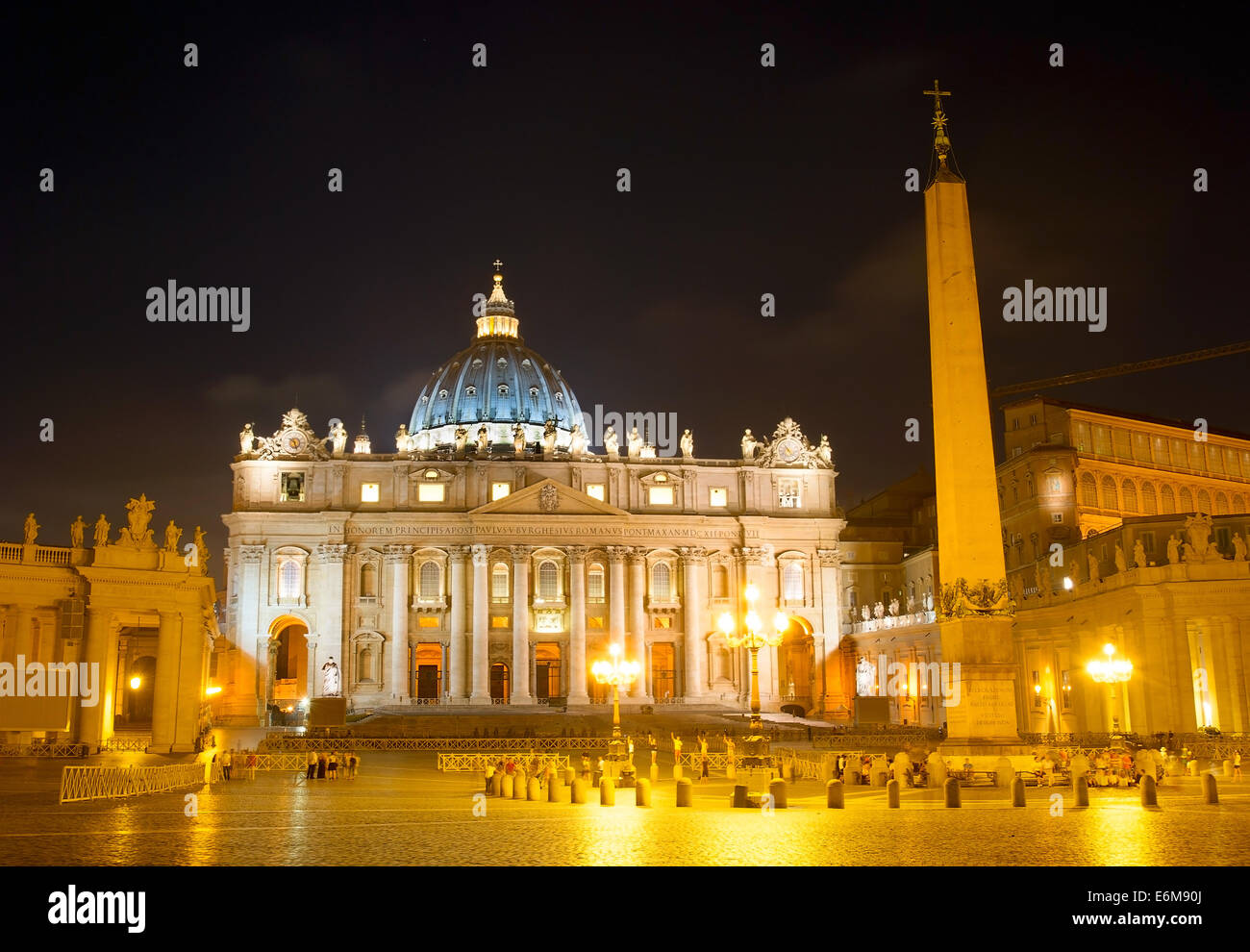 La Basilique Papale de Saint Pierre au Vatican dans la nuit Banque D'Images
