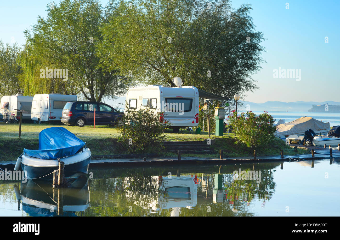 Belle vue sur le site de camping dans la lumière du matin. Italie Banque D'Images
