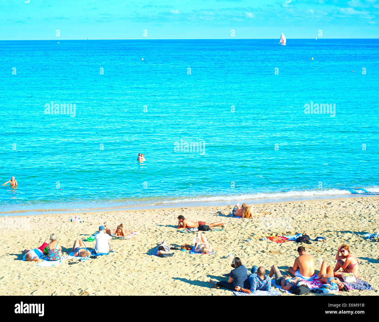 Les gens à la Barcelona City beach. 400 mètres de long Banque D'Images