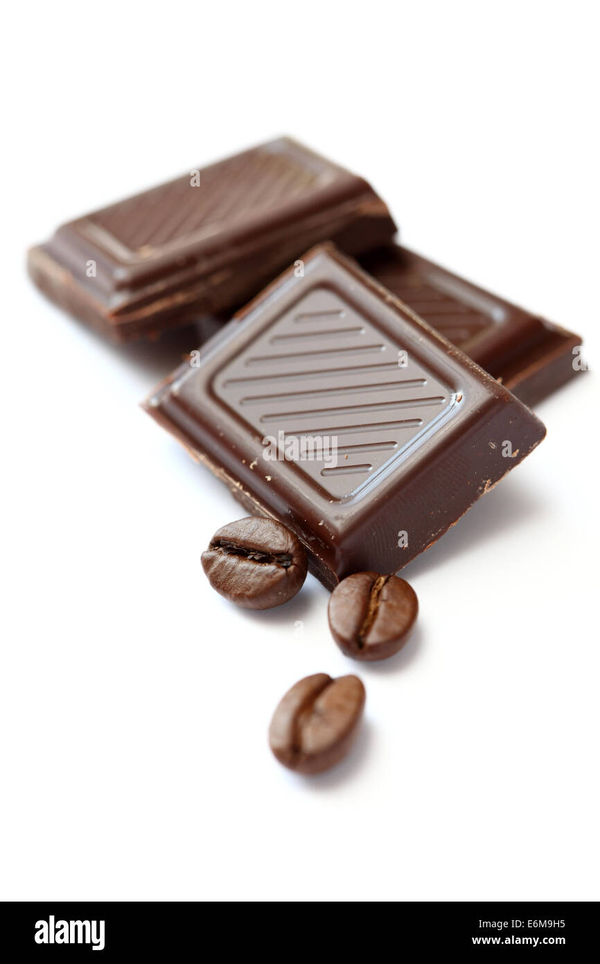 Les grains de café et de chocolat sur fond blanc. Libre. Banque D'Images