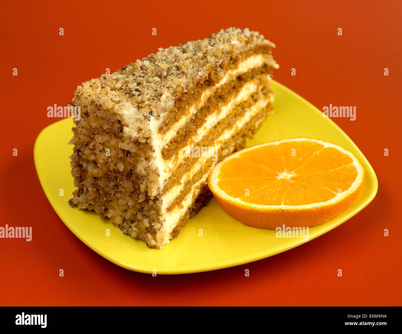 Walnut cake garni de tranche d'orange. Banque D'Images