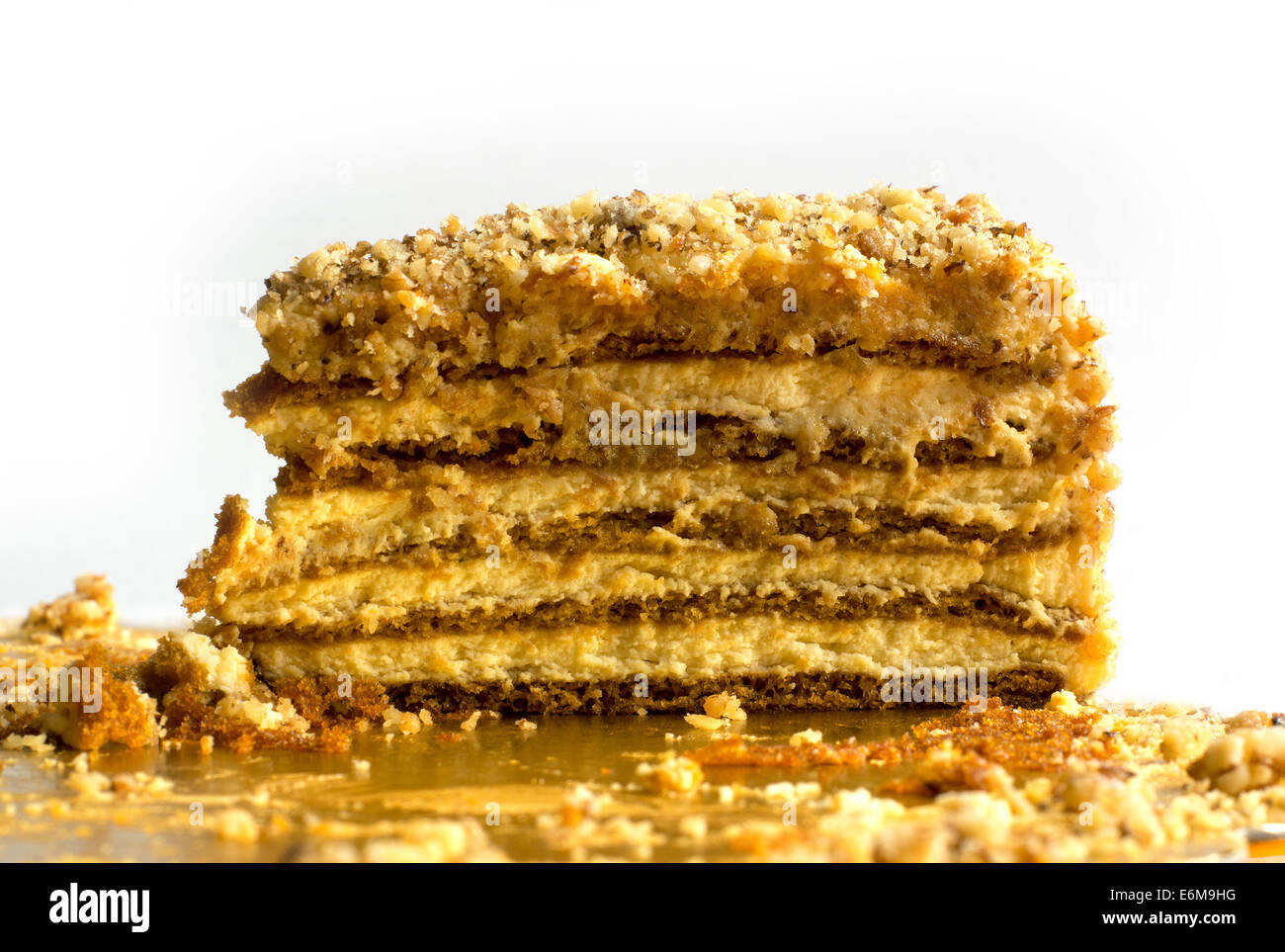 Close up of walnut cake sur fond blanc Banque D'Images