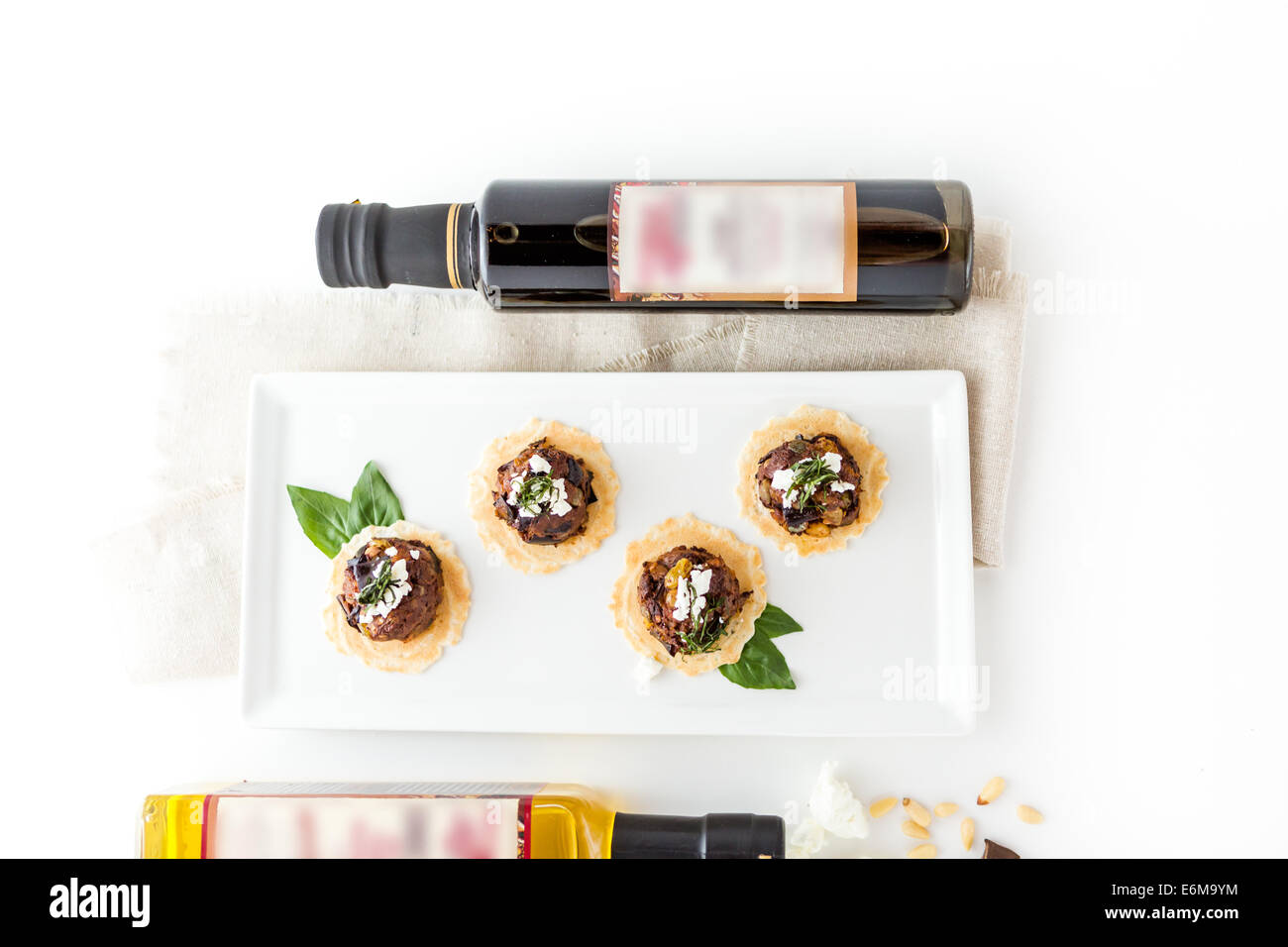 Bruschetta Aubergine Chocolat Micro de caponata avec vinaigre balsamique Chocolat et fromage de chèvre émietté Haystack Mountain appetiz Banque D'Images