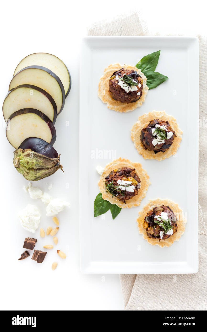 Bruschetta Aubergine Chocolat Micro de caponata avec vinaigre balsamique Chocolat et fromage de chèvre émietté Haystack Mountain appetiz Banque D'Images