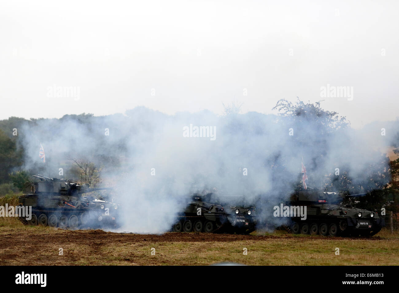 Des chars, des camions et de feu Banque D'Images