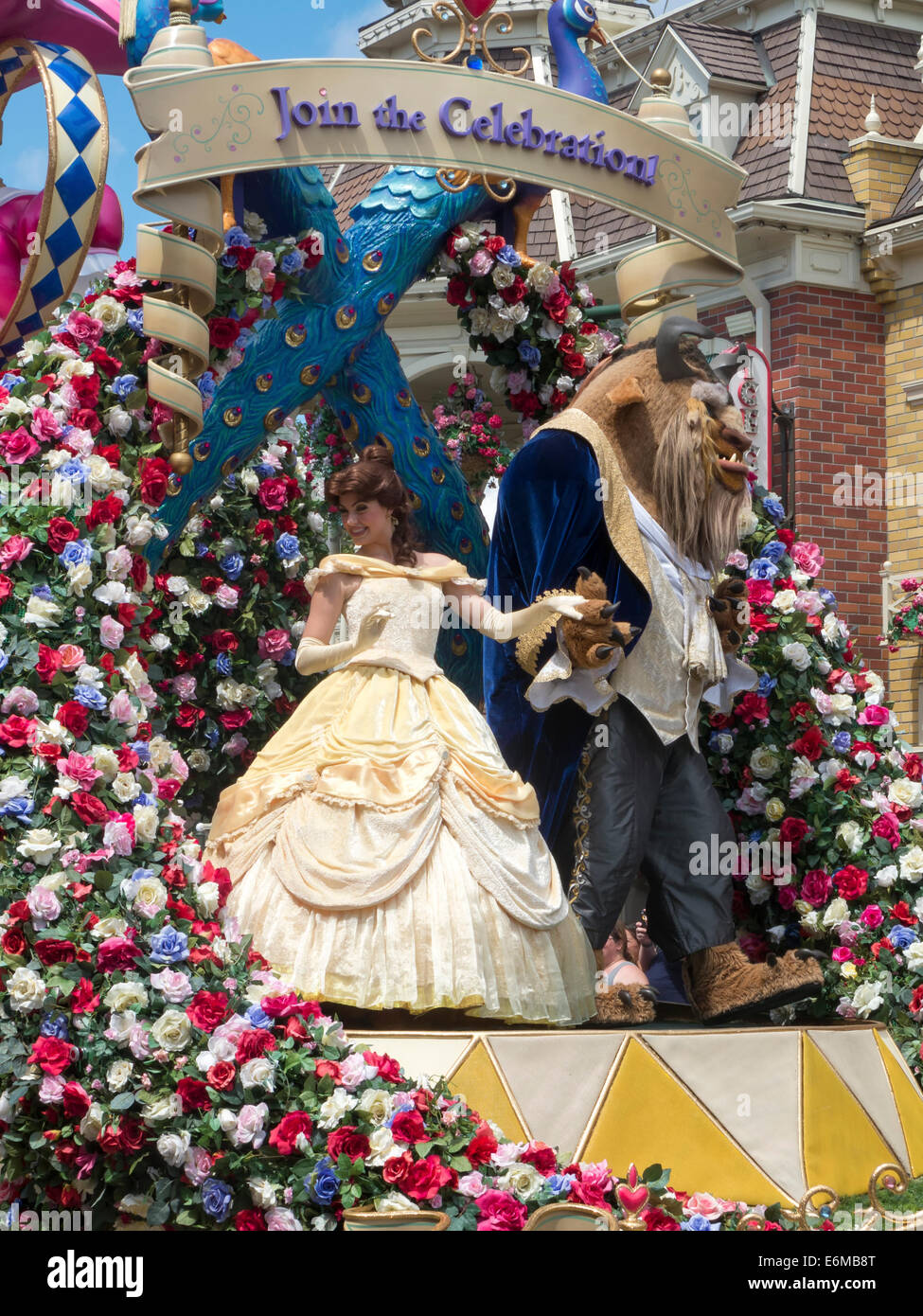Belle et la Bête flottent dans la Parade à Disney's Magic Kingdom Banque D'Images