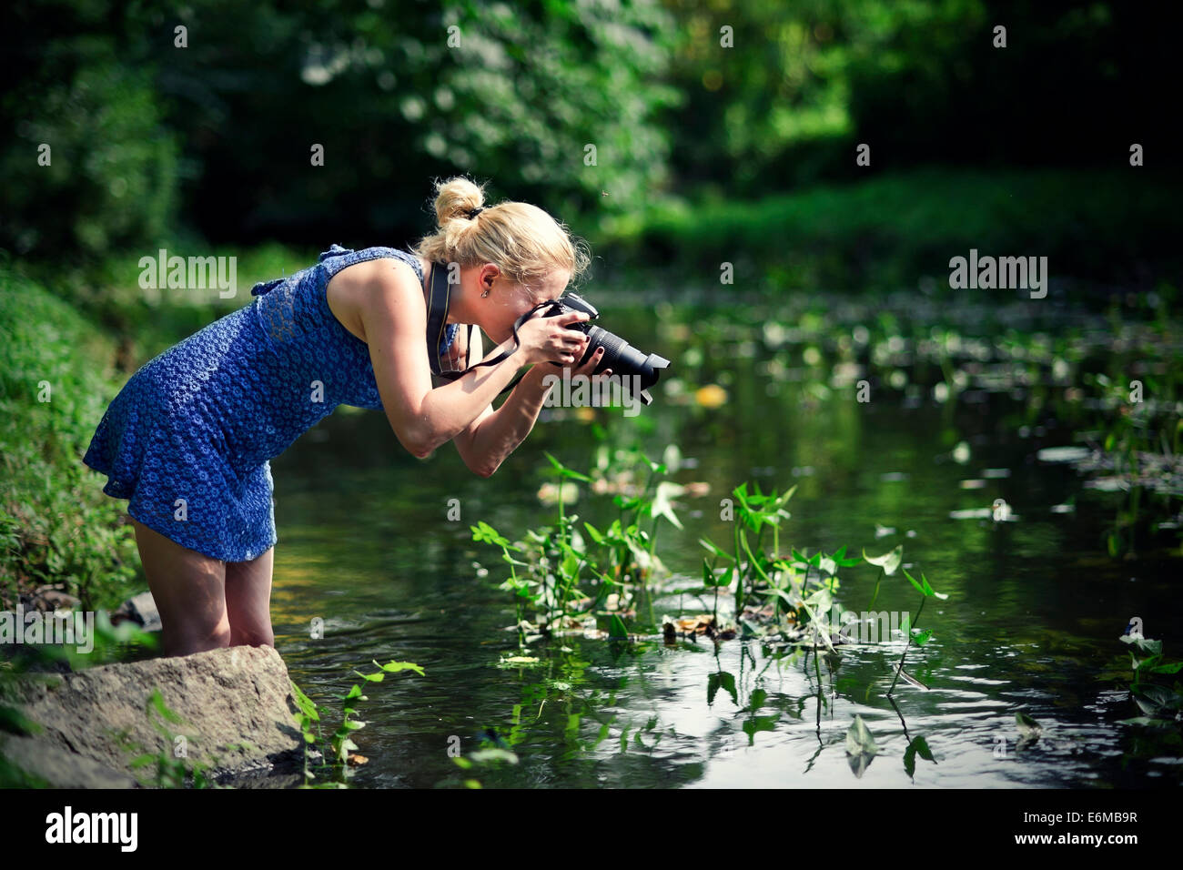 Beautiful Girl taking photo at Riverside Banque D'Images