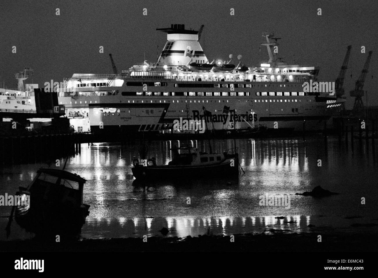 Bateau bretagne Brittany Ferries port ferry Portsmouth à la nuit england uk Banque D'Images