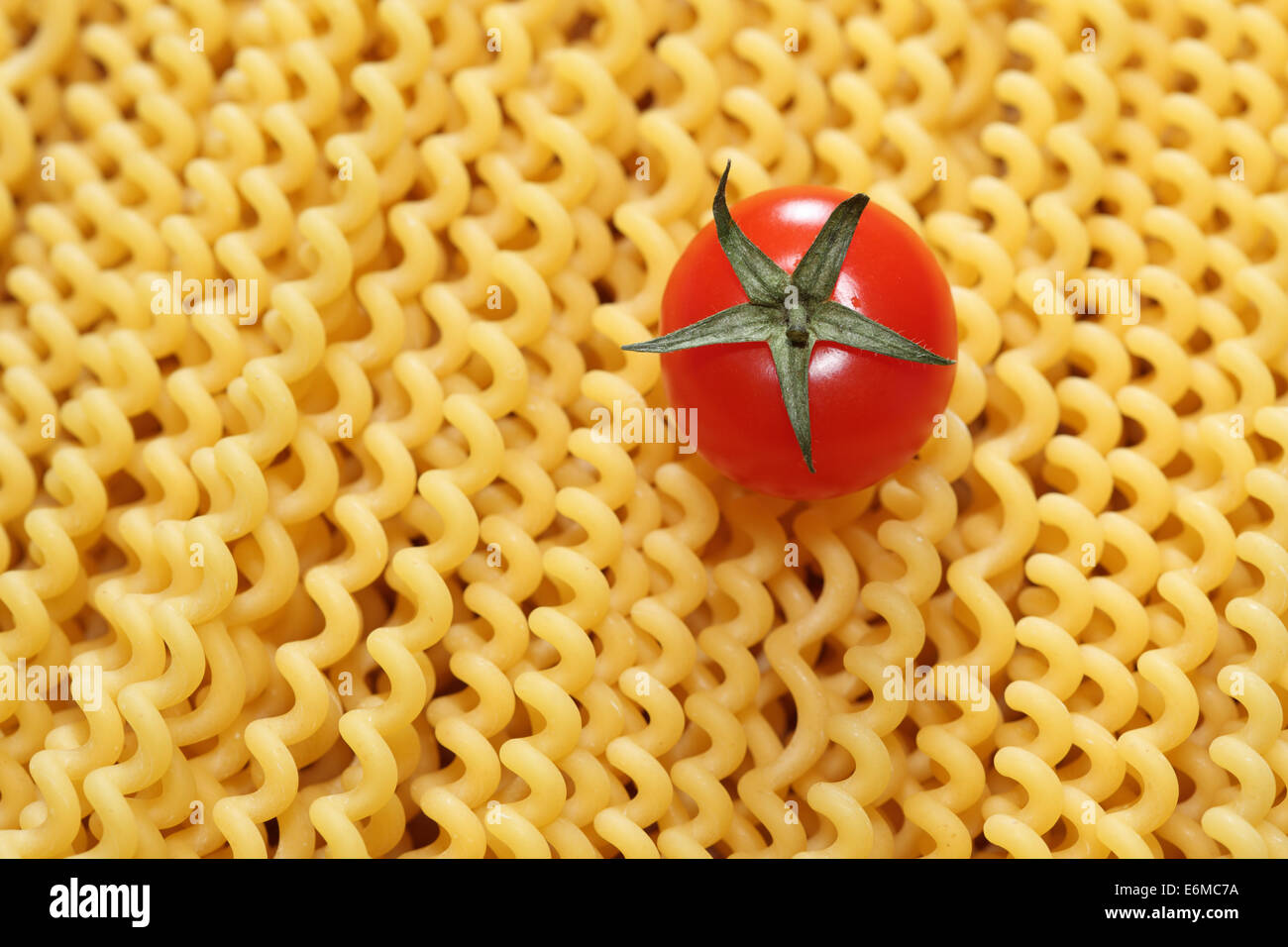 Fusilli pâtes Fusilli lunghi bucati () et la tomate cerise. Banque D'Images