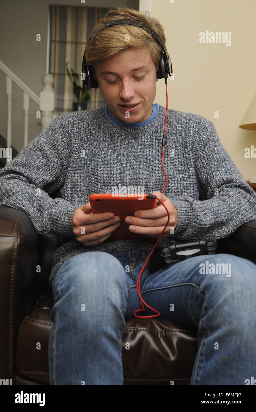 Teenage Boy l'affichage d'une tablette avec un casque et un contrôleur Banque D'Images