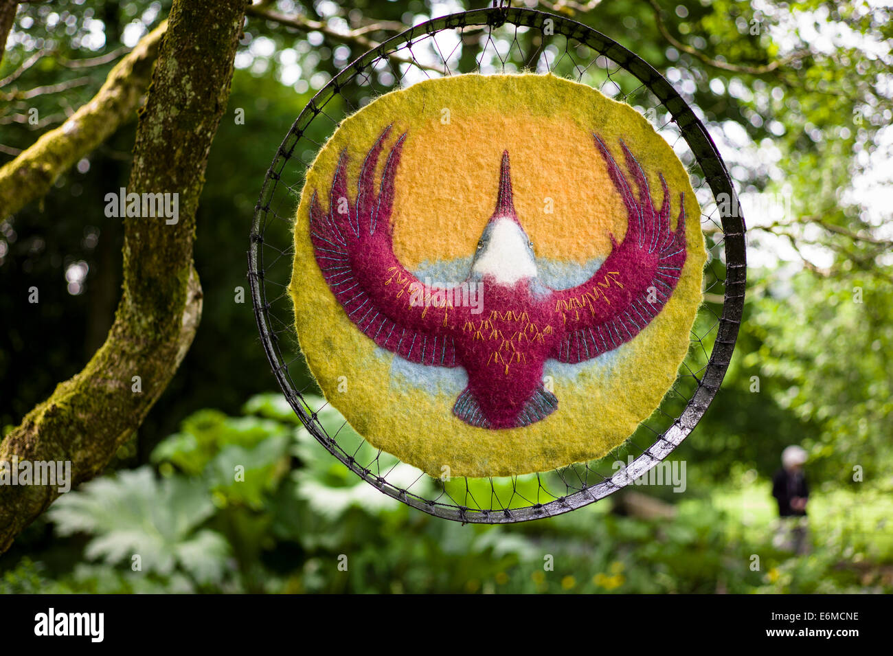 Artwork accroché dans un jardin boisé à Rydal Hall Cumbria Banque D'Images