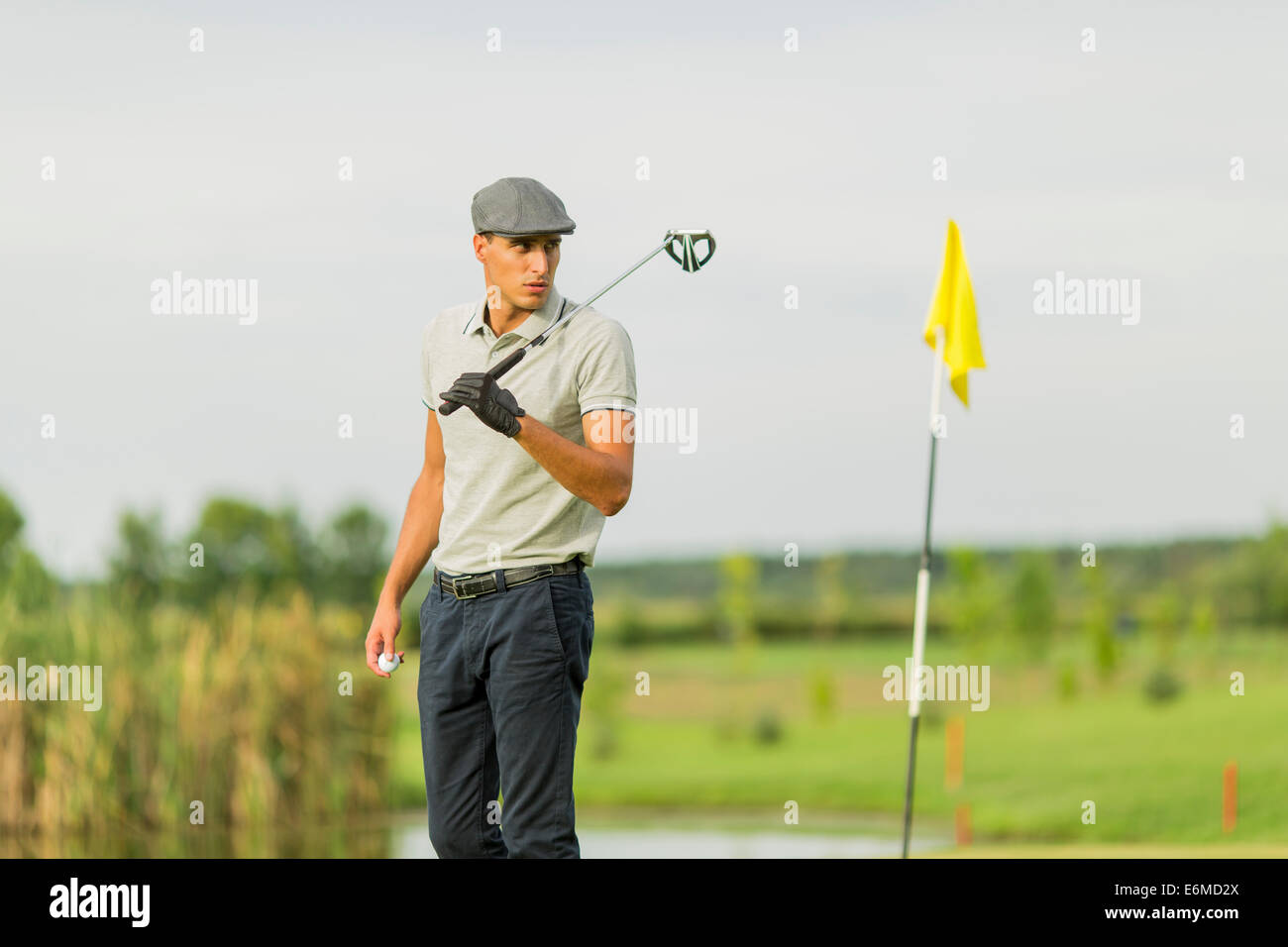 Young man playing golf Banque D'Images