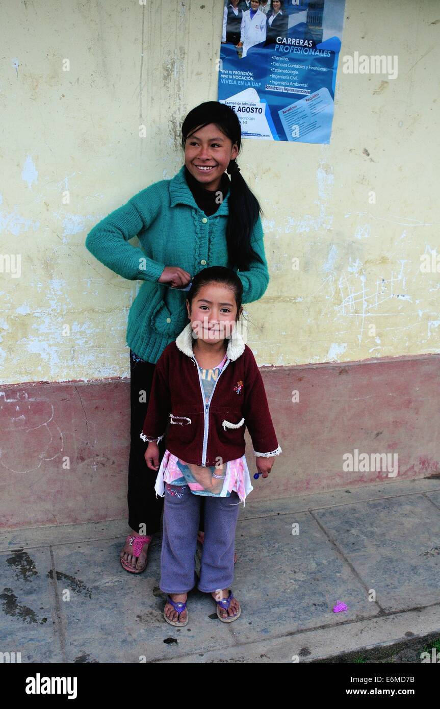 Soeur dans la coiffure- Cruzpata CHACHAPOYAS . Ministère de l'Amazonas .PÉROU Banque D'Images