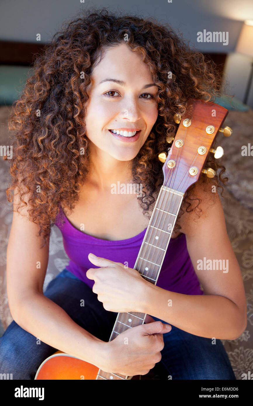 Portrait of woman holding guitar Banque D'Images