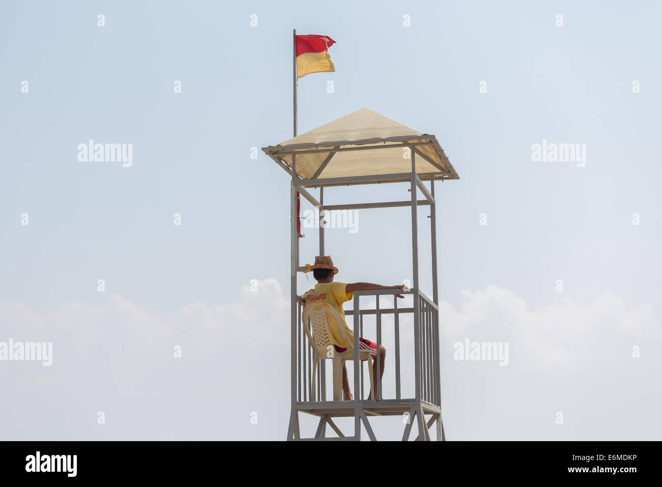 Un sauveteur veille sur une plage d'une tour Banque D'Images