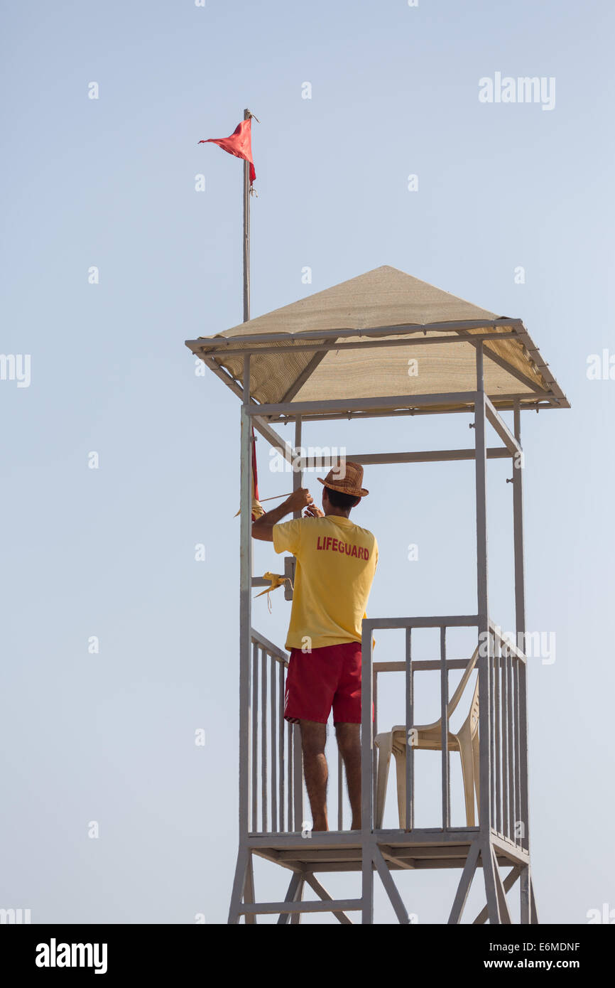 Un sauveteur veille sur une plage d'une tour Banque D'Images