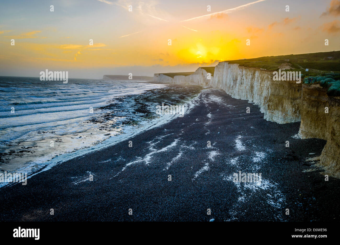 Les falaises blanches de la côte anglaise au coucher du soleil Banque D'Images