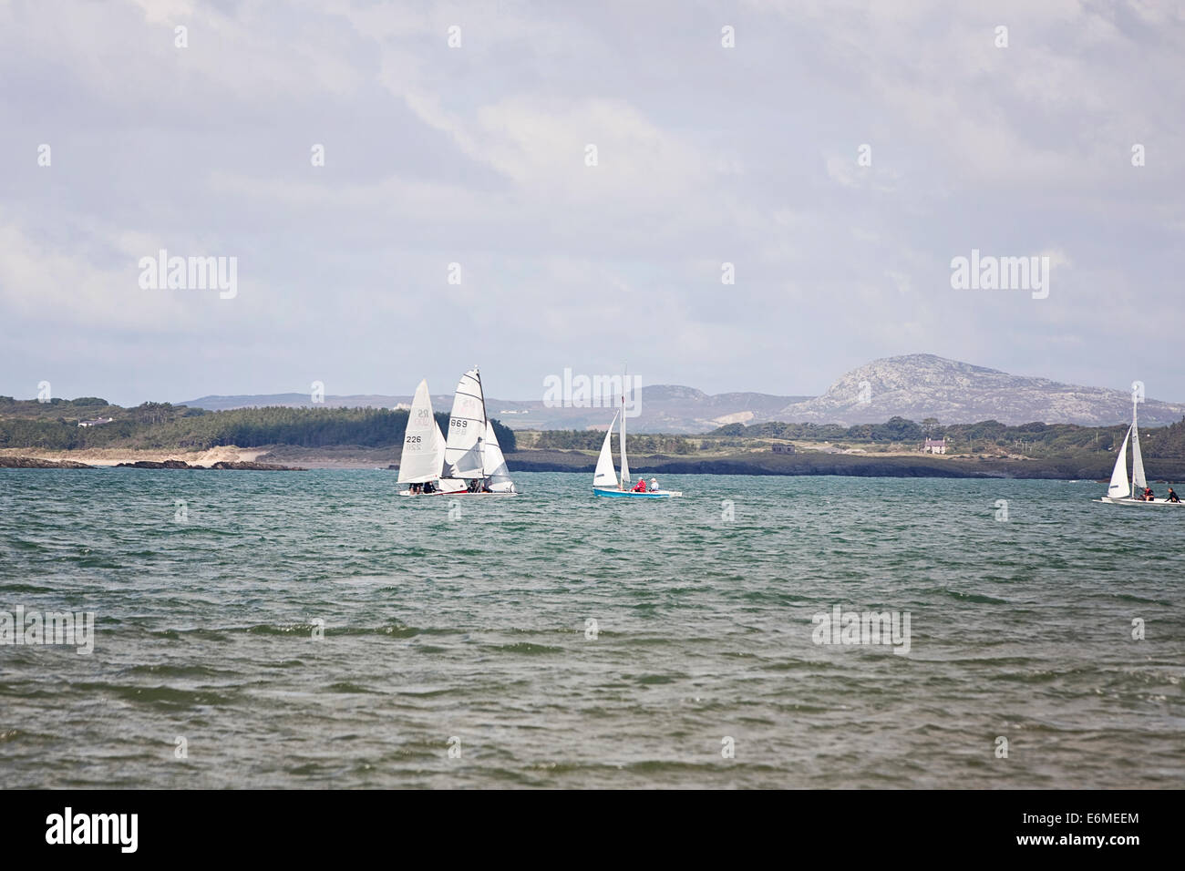 Bateaux à voile participant à la semaine de la course dans la station balnéaire populaire de Rhosneigr, Anglesey, le nord du pays de Galles, Gwynedd Banque D'Images