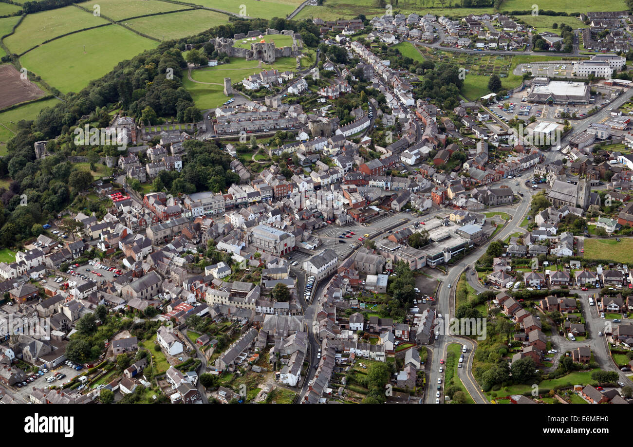 Vue aérienne de la ville de marché de Denbigh dans le Nord du Pays de Galles, avec son château du 14ème siècle dans l'arrière-plan Banque D'Images