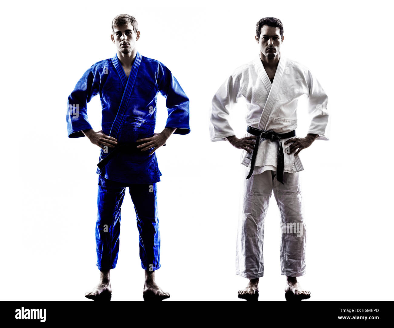 Deux hommes dans la lutte contre les combattants des judokas silhouette sur fond blanc Banque D'Images