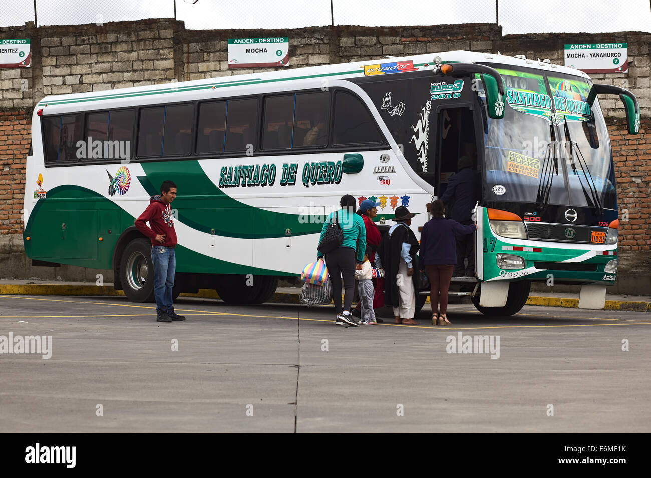 AMBATO, ÉQUATEUR - 12 MAI 2014 : des personnes non identifiées, d'entrer dans le bus de la société Santiago de Quero Banque D'Images
