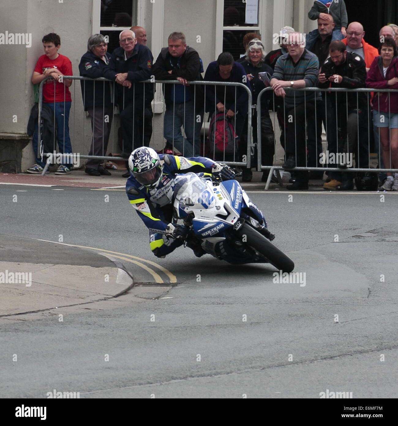 Dean Harrison en passant par la place du Parlement Ramsey sur sa moto Yamaha Supersport, au cours de l'île de Man TT 2014 Banque D'Images